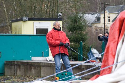 Die Bildunterschrift lautet: &quot;jede Hand wird gebraucht&quot; aber ich sehe: &quot;er hält die Fäden fest in der Hand&quot;